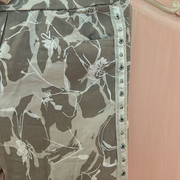 Venti 6 Joggers, Floral Print with studded down sides, Made in Italy , Soft, S - Picture 4 of 14